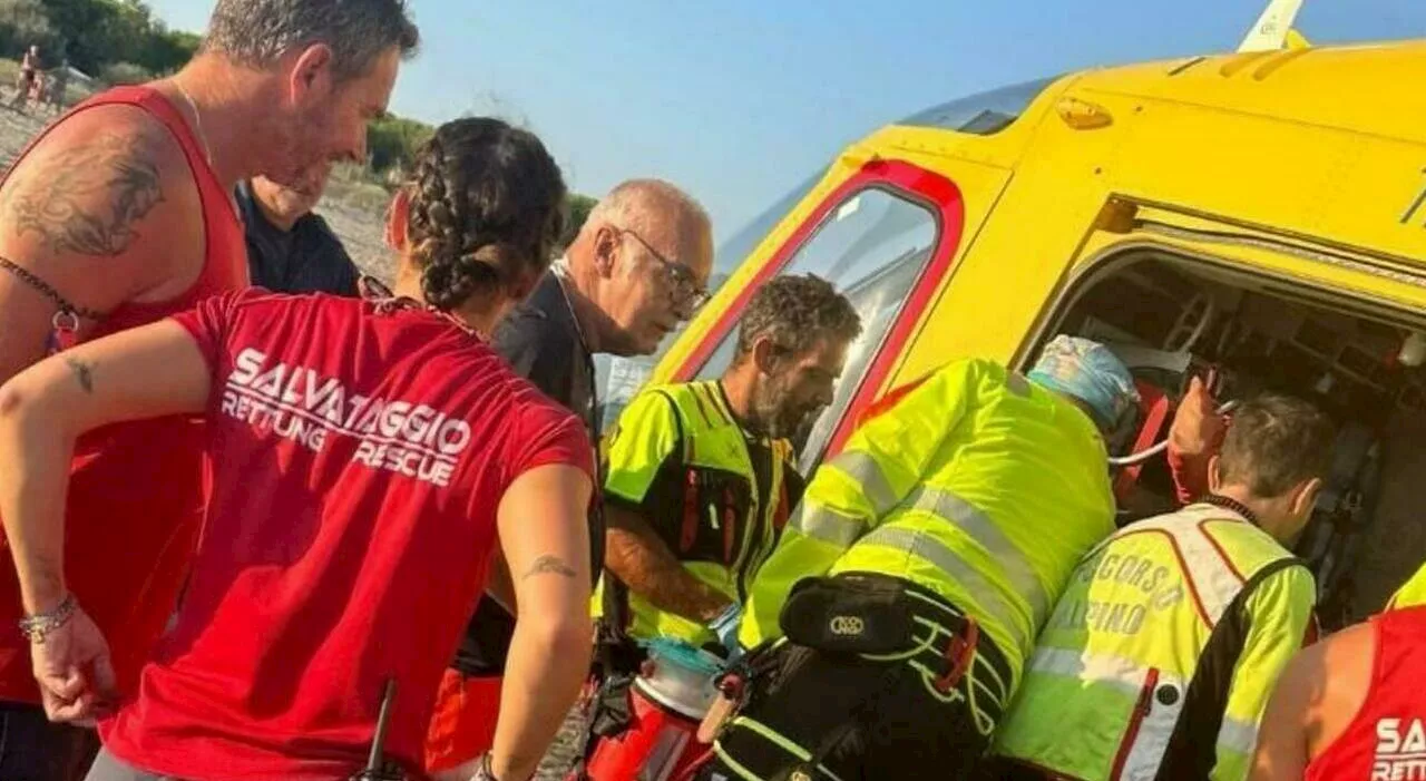 Saverio Amato, bagnino si tuffa in acqua e salva una turista che rischia di annegare, ma la Capitaneria lo mul