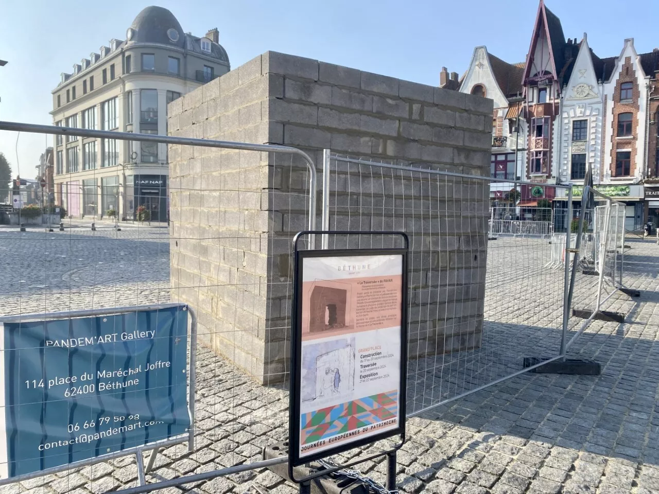 C'est quoi ce drôle de mur construit sur la Grand'Place de Béthune ?