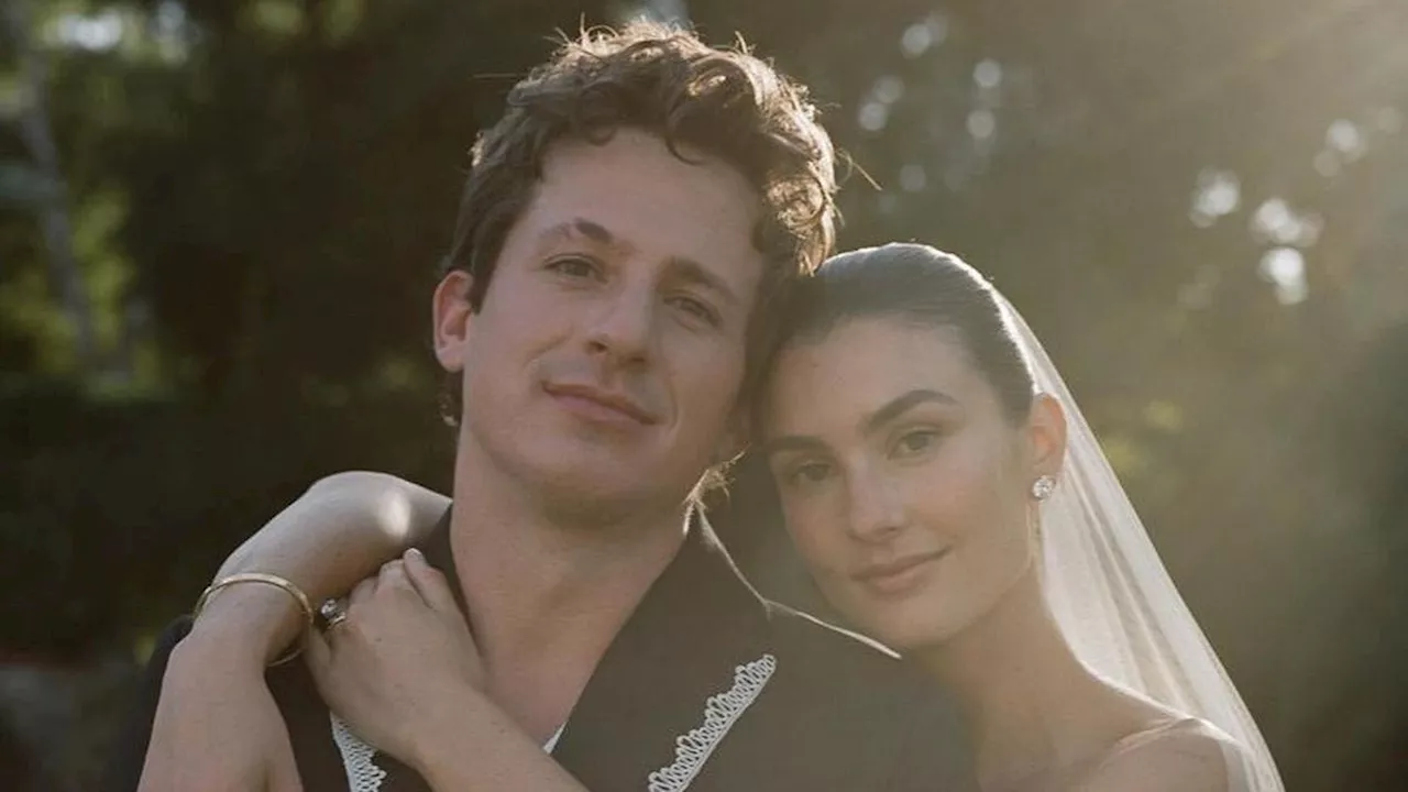 8 Potret Charlie Puth Resmi Menikah di Rumah, Intip Gaun Brooke Sansone Usai Jajal 30 Dress