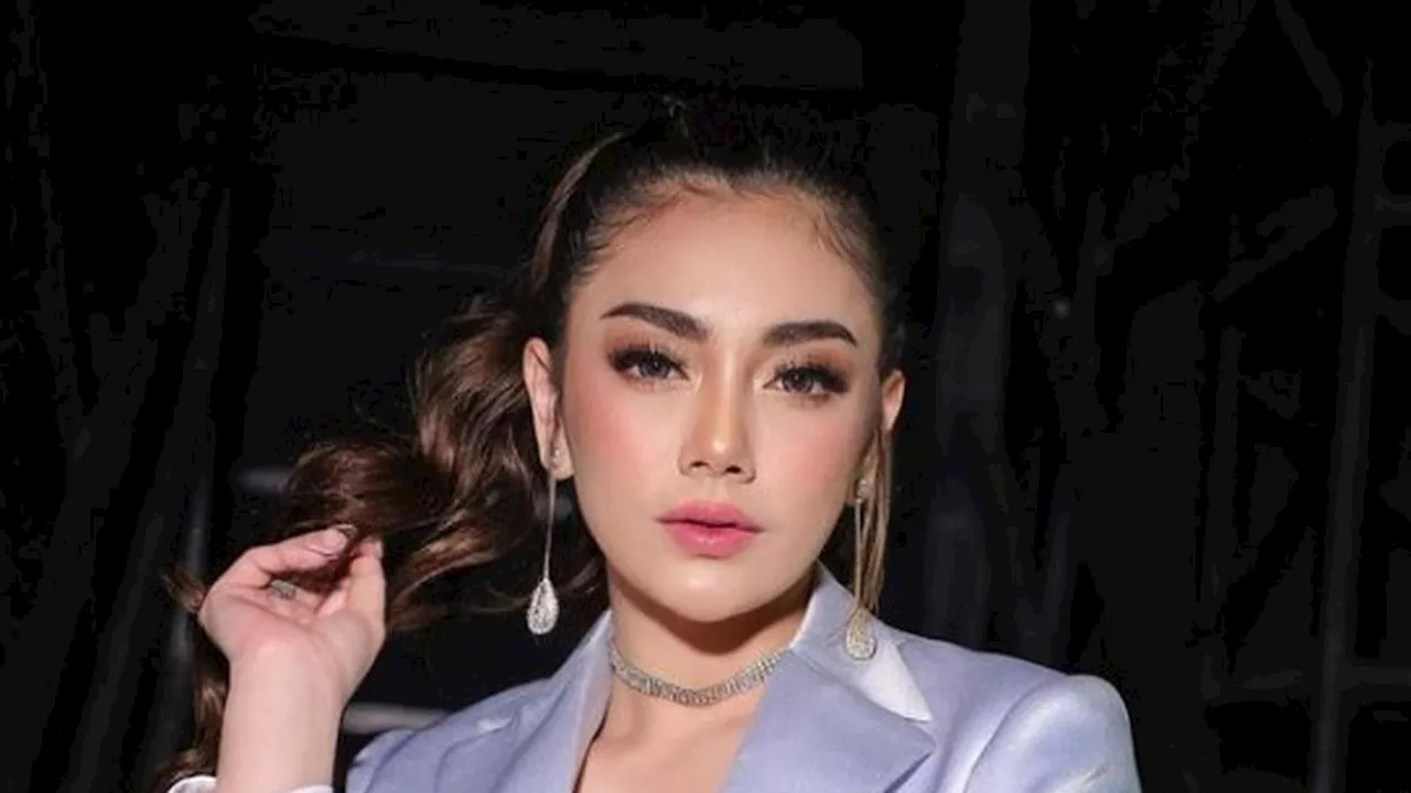 Jadi Single Parent, Intip 8 Potret Celine Evangelista di Atas Panggung vs saat Bersama Anak