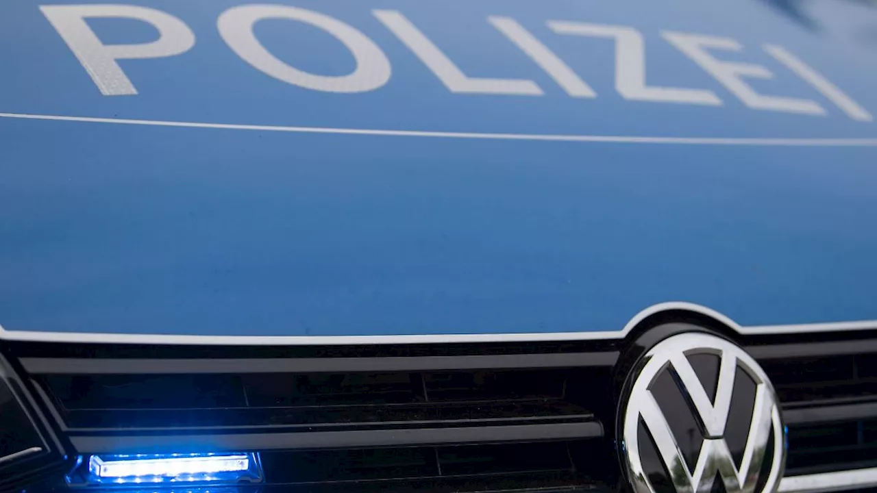 Baden-Württemberg: Vorwurf: Frau beleidigt Polizisten und rast mit Auto davon