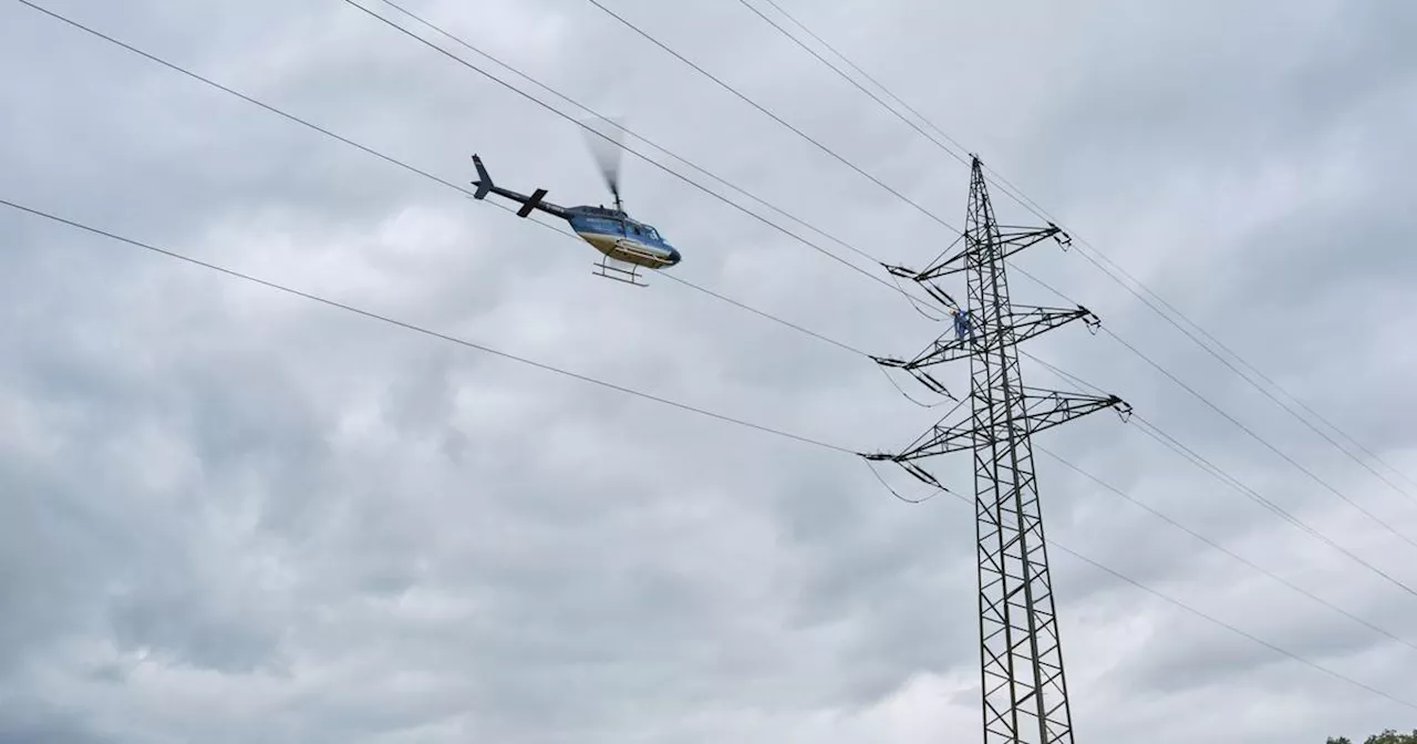 Hubschrauber im Tiefflug über dem Niederrhein im Einsatz