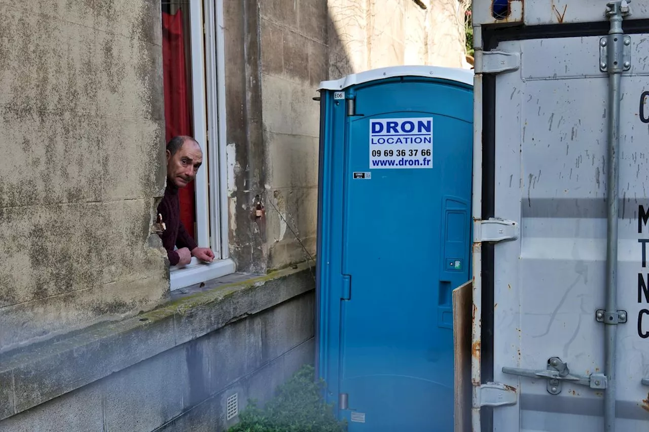 « Merci pour la vue » : depuis deux mois, il vit avec un WC de chantier à sa fenêtre