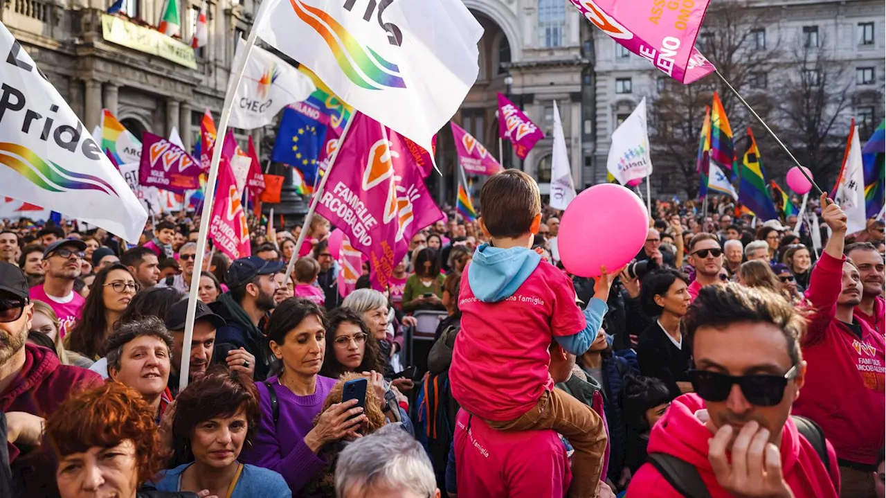 Regenbogenfamilien in Italien: Melonis Parteifreund findet Leihmutterschaft schlimmer als Kindesmissbrauch