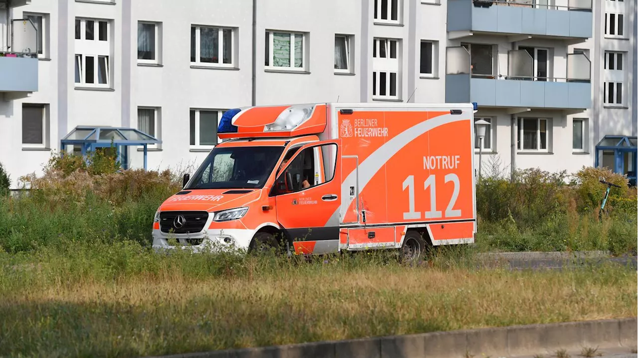 Unfall bei Blaulicht-Einsatz: 16 Verletzte bei Zusammenstoß von BVG-Bus und Rettungswagen in Berlin