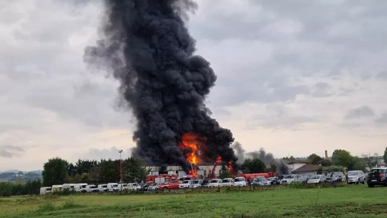 Incendio devastante nell'autofficina: 'Chiudere porte e finestre'