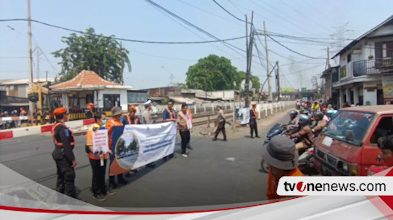 Pentingnya Taat Berlalu Lintas di Perlintasan KA, Polisi Tindak Pengendara yang Langgar Perlintasan Sebidang