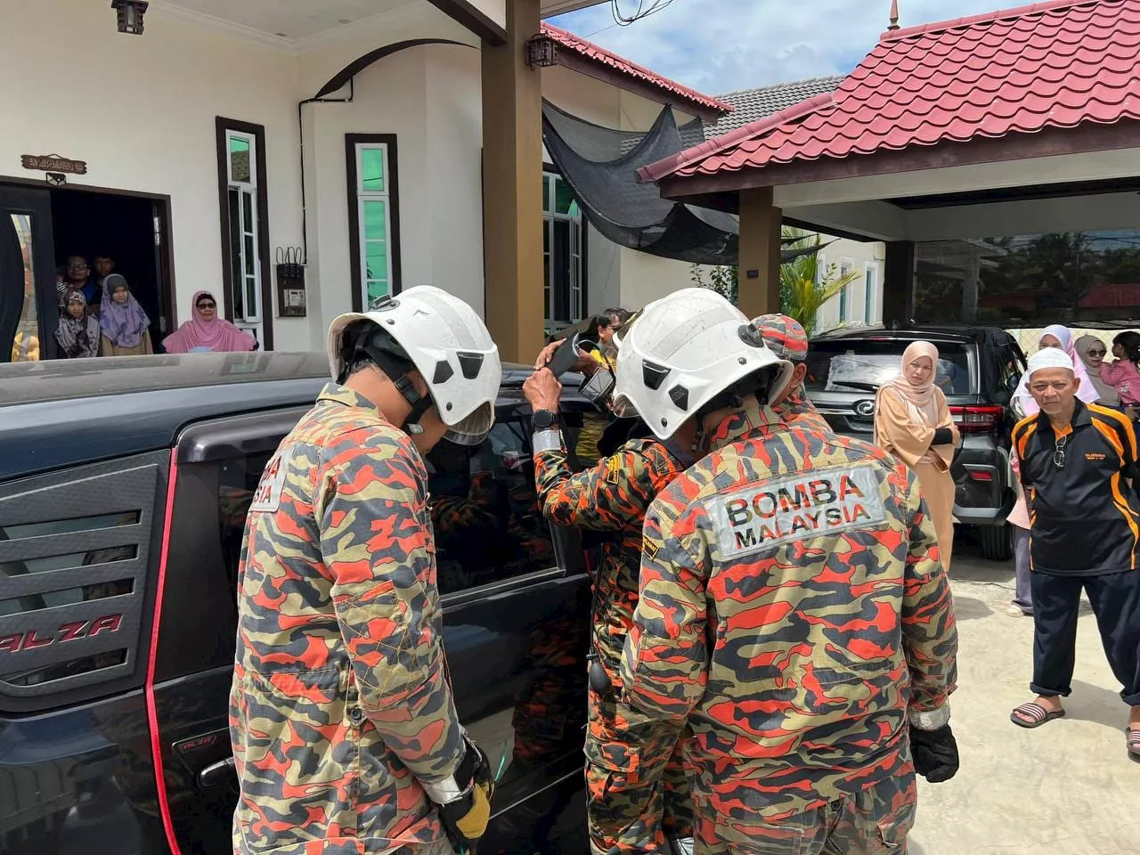 Keluarga cemas, kanak-kanak dua tahun terkunci dalam kereta