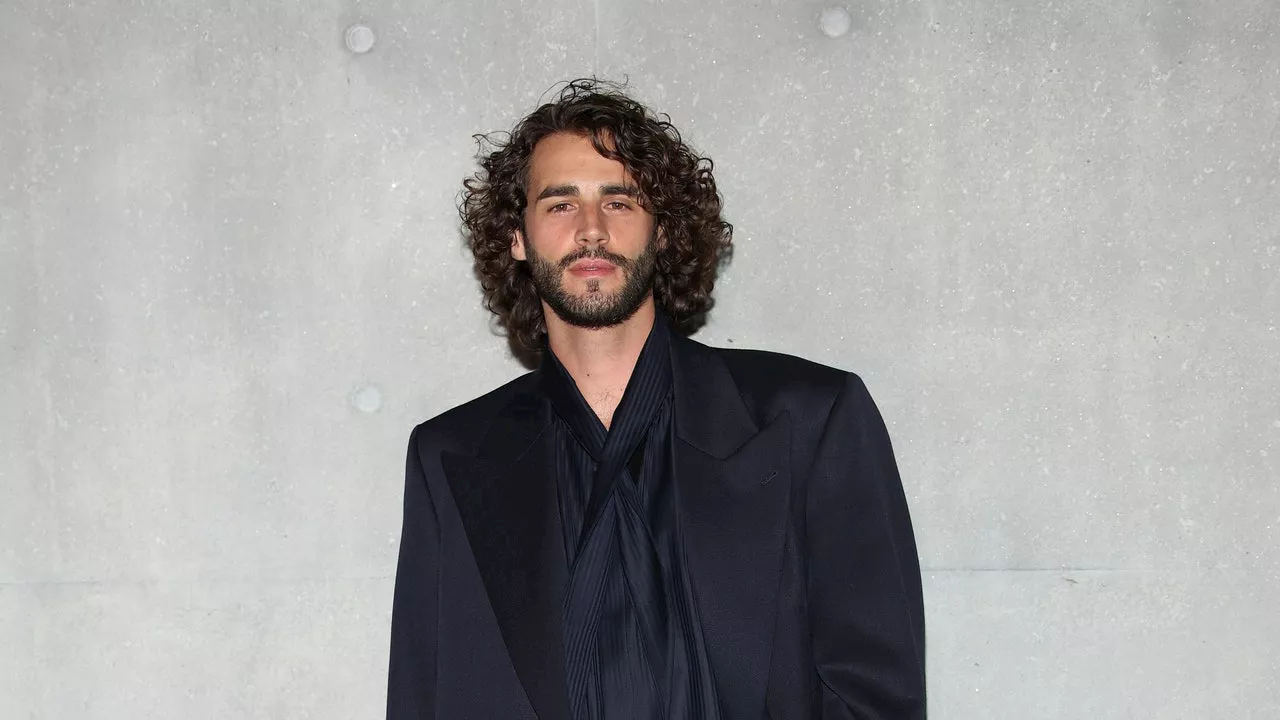 Gianmarco Tamberi alla Milano Fashion Week 2024: l'eleganza disinvolta secondo (Emporio) Armani