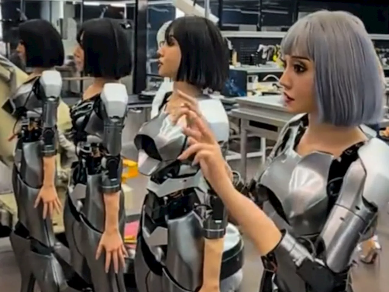 – Humanoid Robots At Conference Turn Out To Be Humans Dressed As Robots