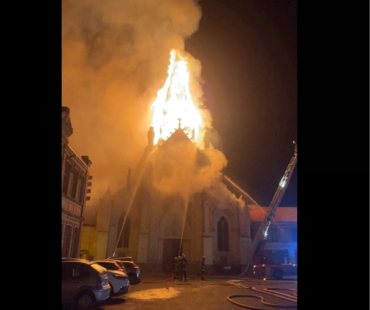 L'église Immaculée Conception de Saint-Omer ravagée par un incendie : le clocher est tombé