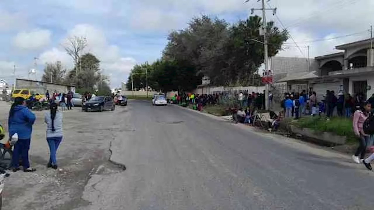 Por falta de docentes, cerraron carretera y autopista de Perote