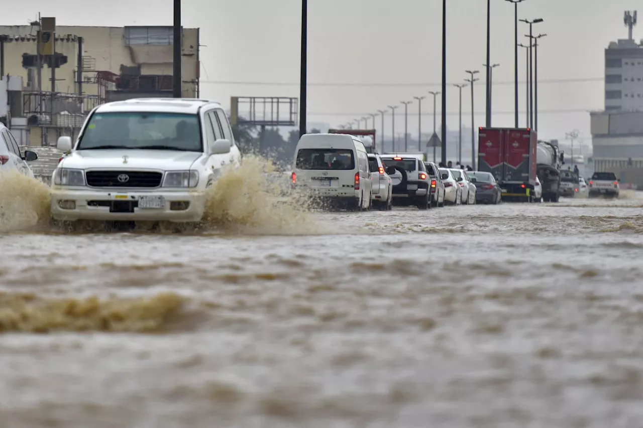 أمطار غزيرة وسيول وبرد ورياح نشطة على 5 مناطق