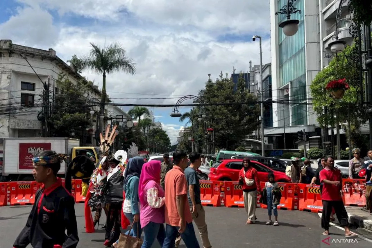 Polisi tutup Jalan Asia Afrika Bandung saat pelantikan DPRD Jabar