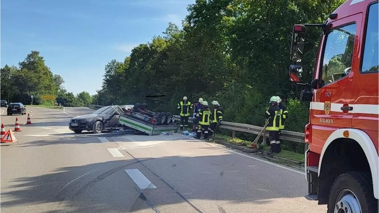 Auto mit Anhänger schleudert bei Unfall auf B2 in Leitplanke