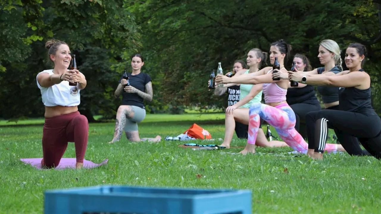 Einatmen, austrinken: Beim Bieryoga in der Ulmer Friedrichsau wird die Flasche zum Sportgerät