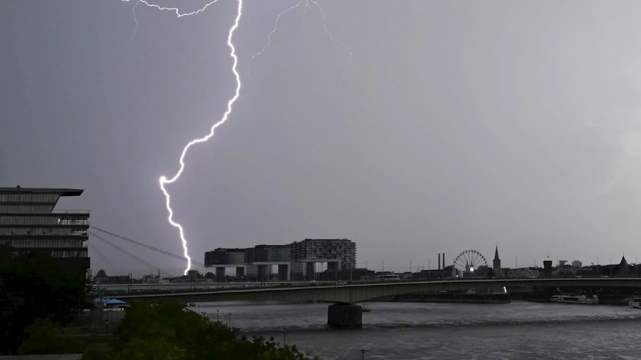 Wetter in NRW: Wetterdienst erwartet Starkregen, Gewitter und Wind