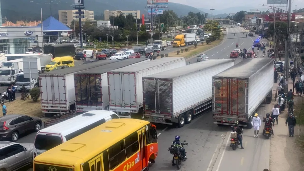 Paro camionero genera fuerte trancón en vía Siberia-Bogotá; van más de 4 horas