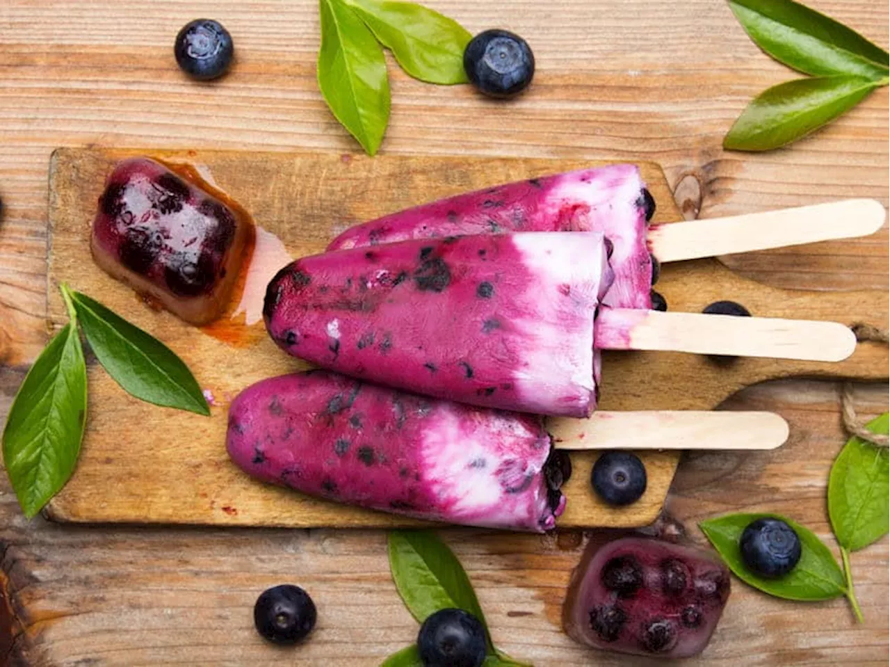 Easy homemade blueberry popsicles