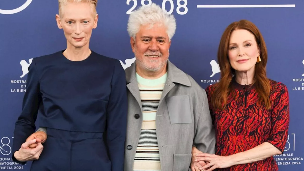 Julianne Moore und Tilda Swinton: Pedro Almodóvar posiert mit seinen beiden Musen