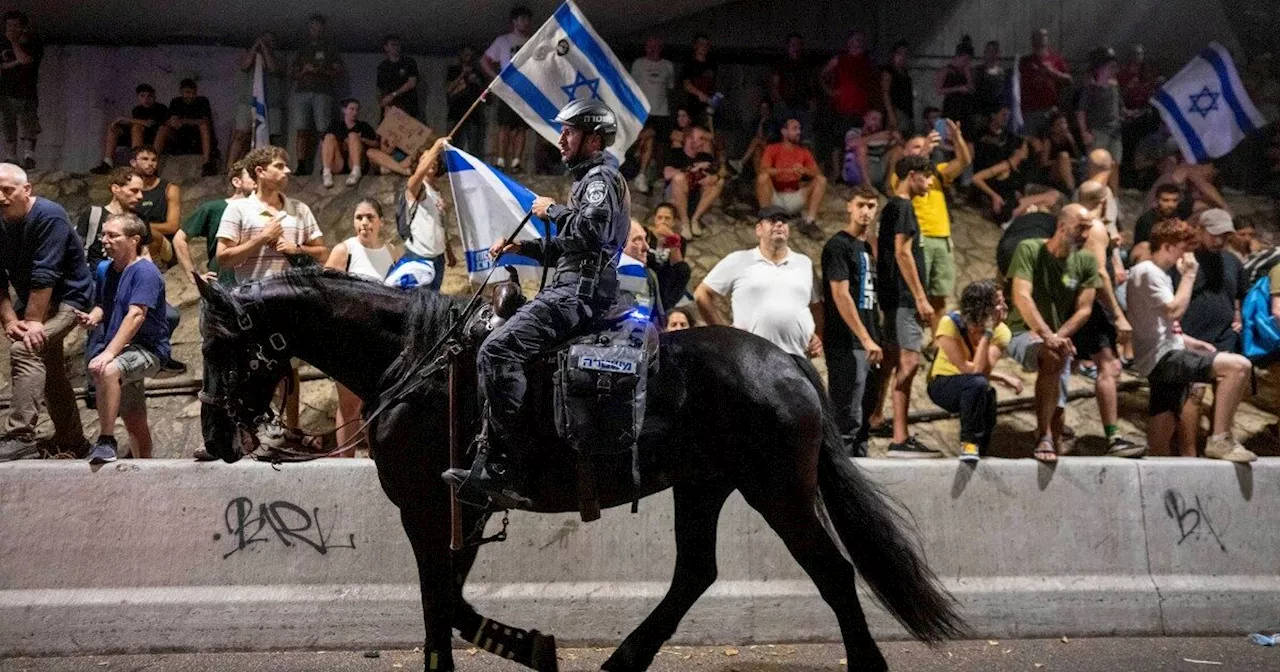 Israele, scioperi e manifestazioni contro il governo Netanyahu per una tregua dopo l’uccisione dei 6…