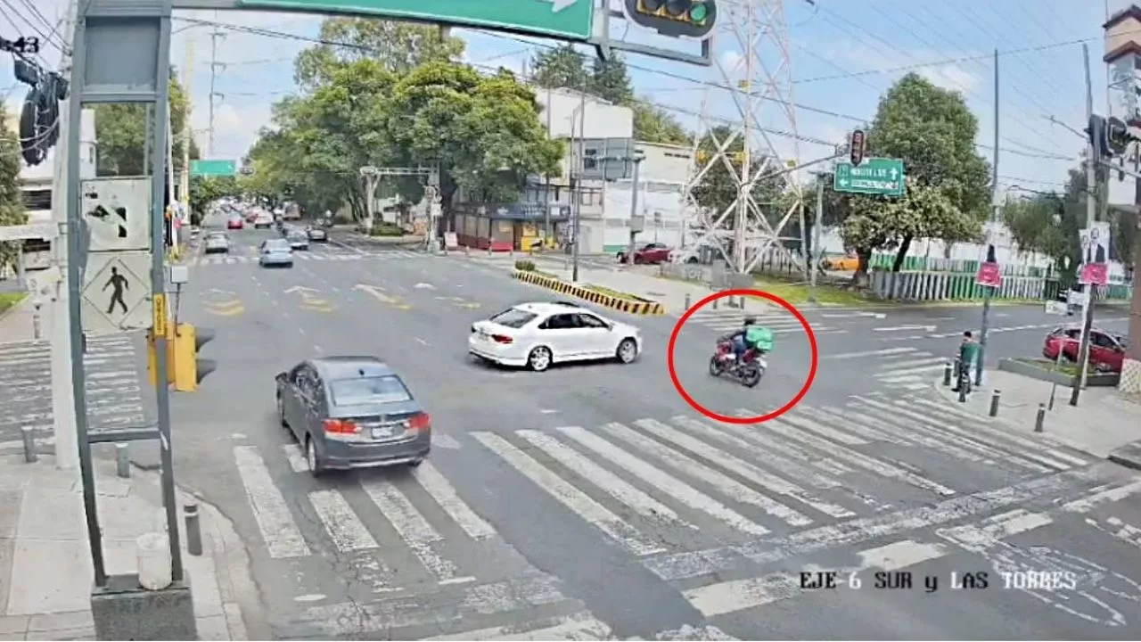 IMÁGENES FUERTES: aparatoso choque lanza a motociclista por el aire, el responsable se fuga