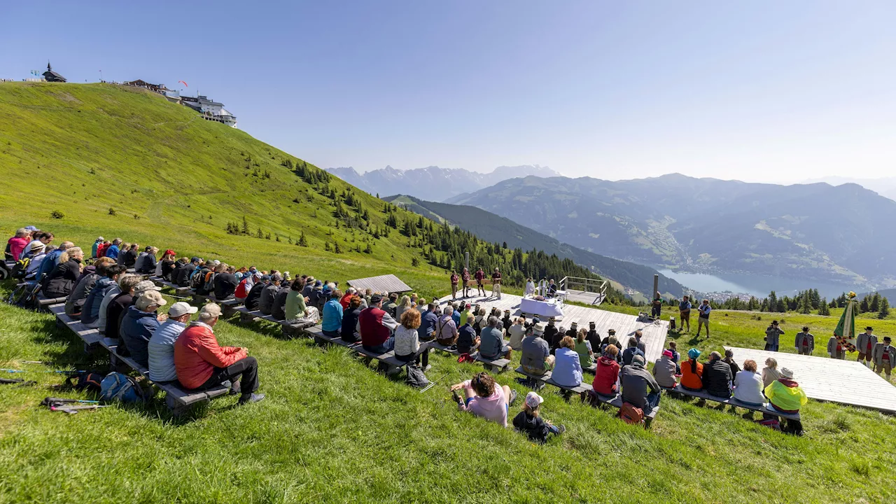 Am Gipfel des Traunsteins - Pfarrer zelebrierte noch Bergmesse