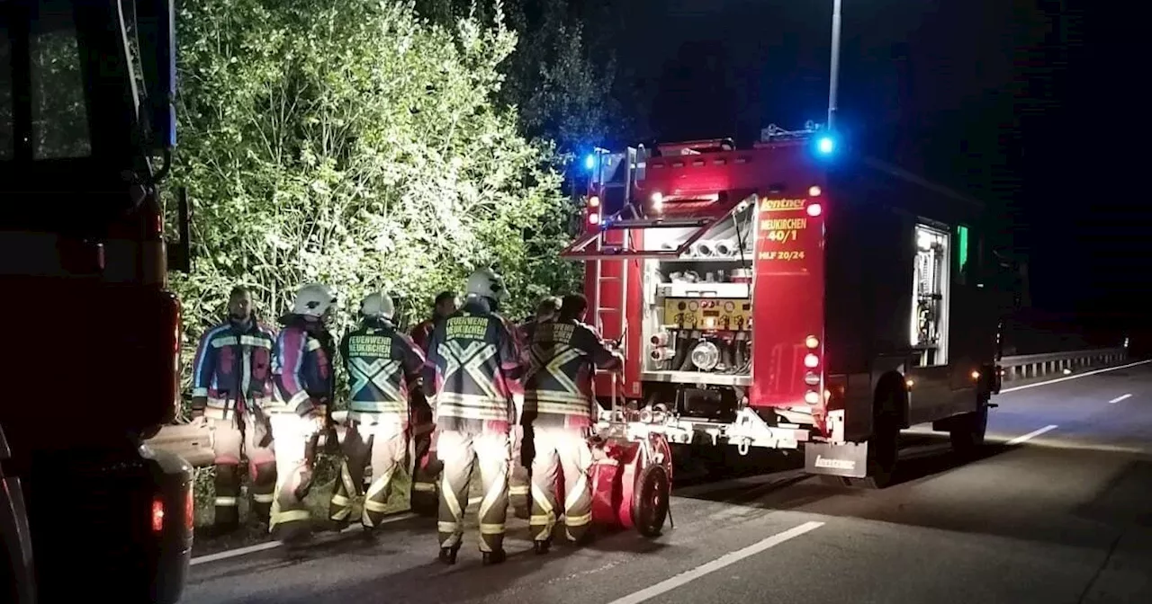 Waldnähe: Feuerwehr löscht entzündete Heuhaufen in Neukirchen b. Hl. Blut