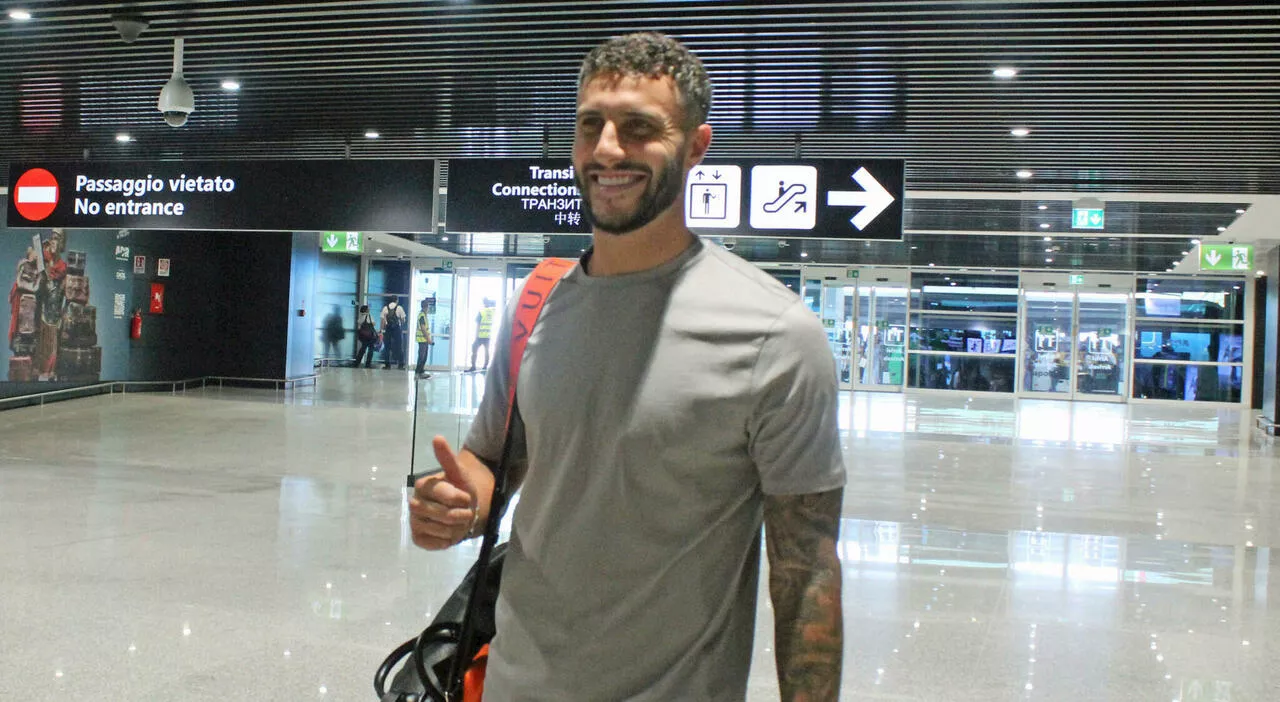 Roma, ufficiale Mario Hermoso: l'annuncio sui social del club giallorosso. Smalling vola in Arabia