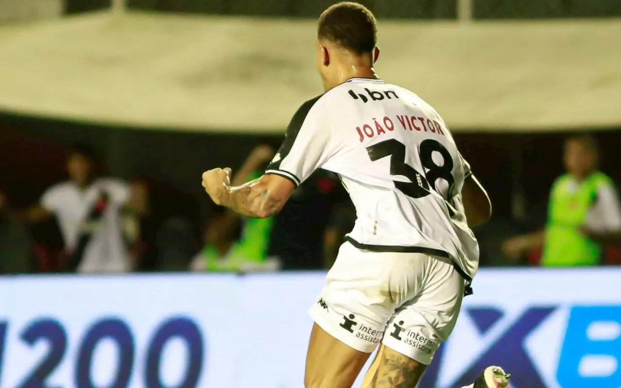 João Victor, do Vasco, celebra primeiro gol como profissional: 'Saiu em momento especial'