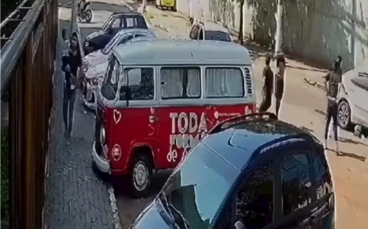 Mulher com criança no colo foge de arrastão em Caxias; veja o vídeo