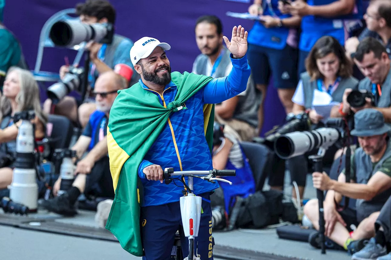 Paralimpíadas: Claudiney Batista conquista ouro pela terceira vez e quebra recorde no lançamento de disco