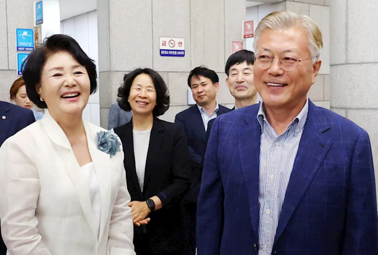 조국 “제2의 ‘논두렁 시계’ 공세 시작”···문재인 뇌물 수사에 들끓는 야권