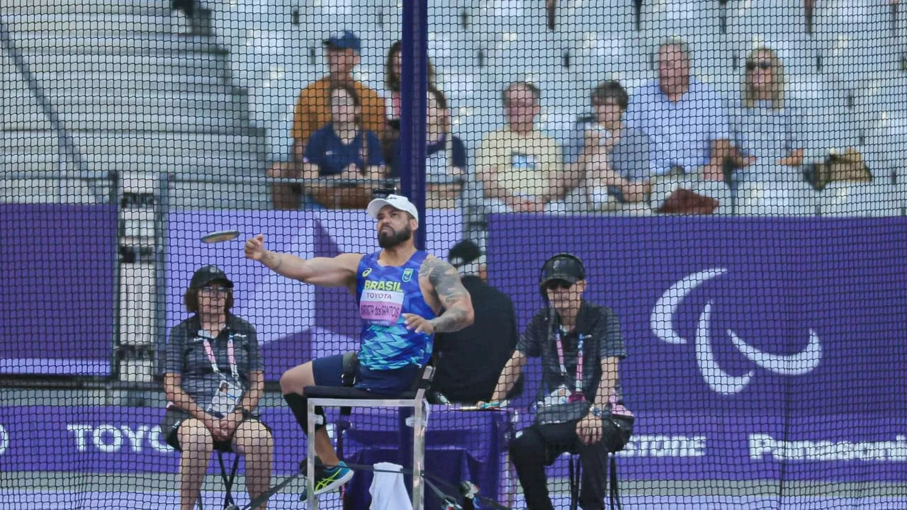 Paralimpíadas: Claudiney Batista bate recorde e garante medalha de ouro no atletismo