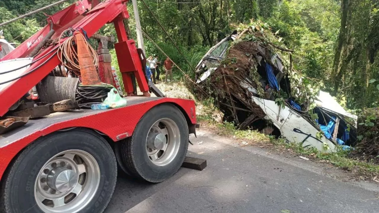 Accidente en Coscomatepec: Retiran autobús Terranova que cayó a barranco