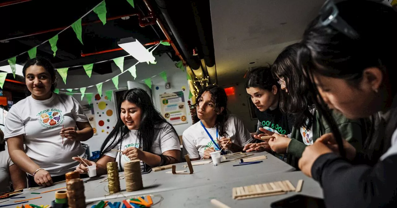 Una tropa de Girl Scouts para jóvenes migrantes ofrece un refugio en una ciudad caótica