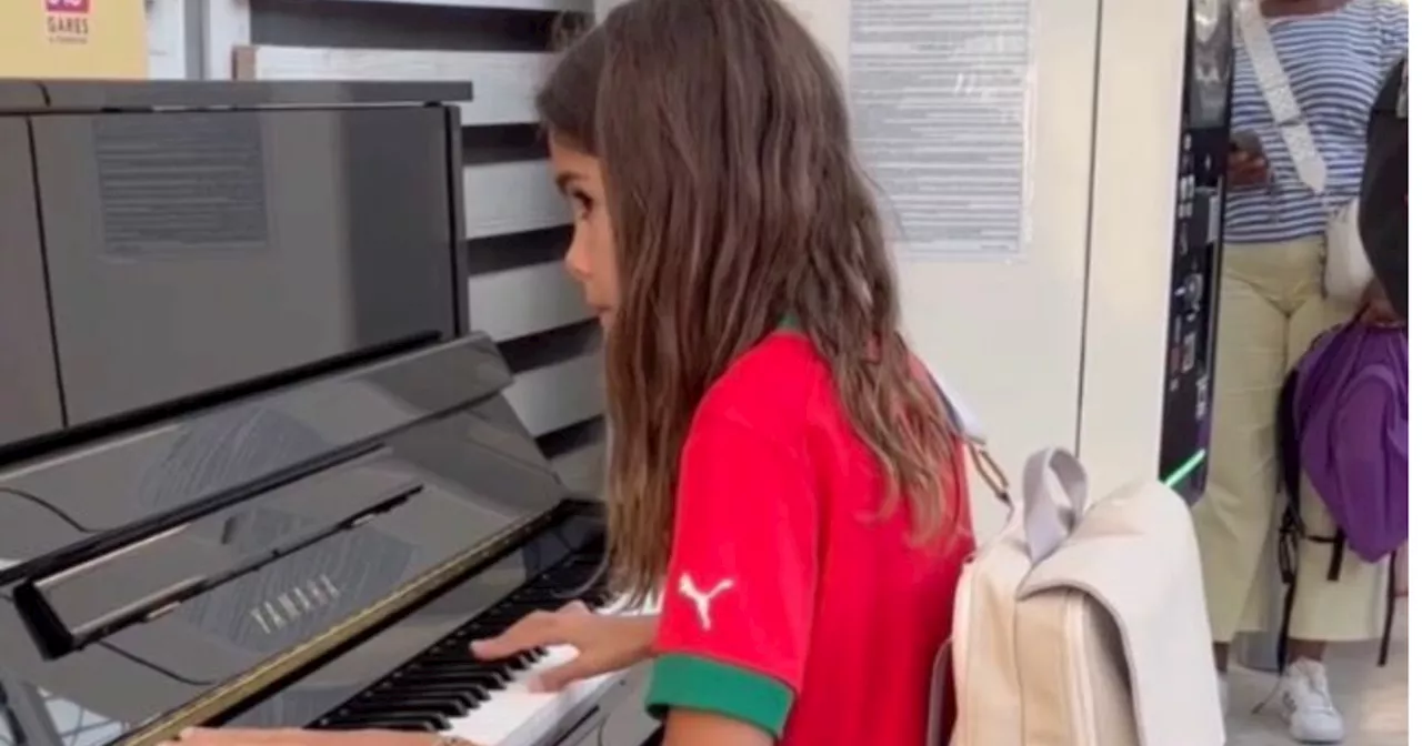 Lila, la fille de Jamel Debbouze et Melissa Theuriau, improvise quelques notes au piano à la gare d'Avignon