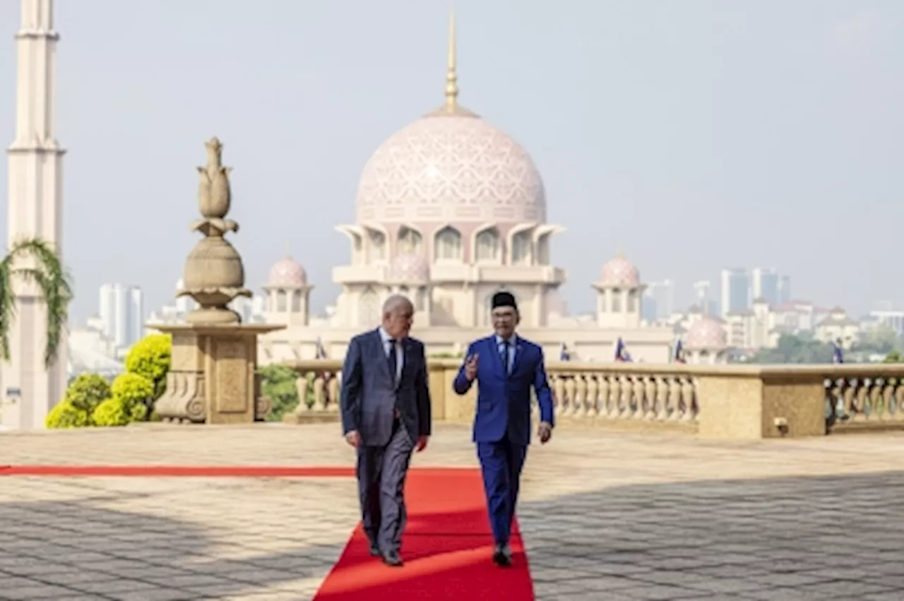 Malaysia hosts official welcoming for New Zealand PM Luxon at Putrajaya’s Dataran Perdana