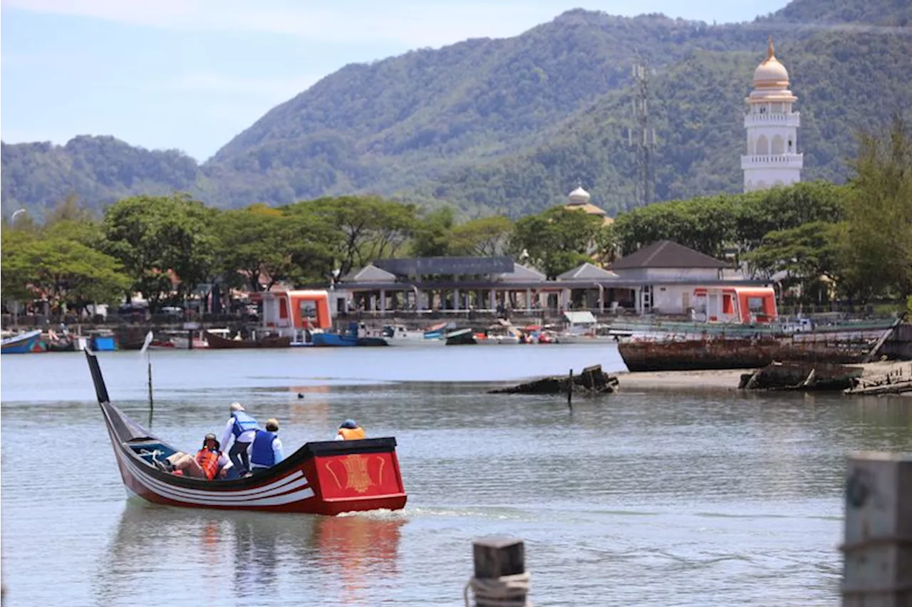 Nelayan Uji Coba Inovasi Perahu Berbahan Fiber di Aceh