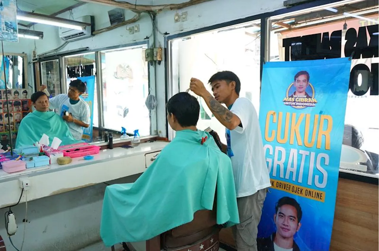 Puluhan Pengemudi Ojol Cukur Rambut Gratis dari Relawan Gibran