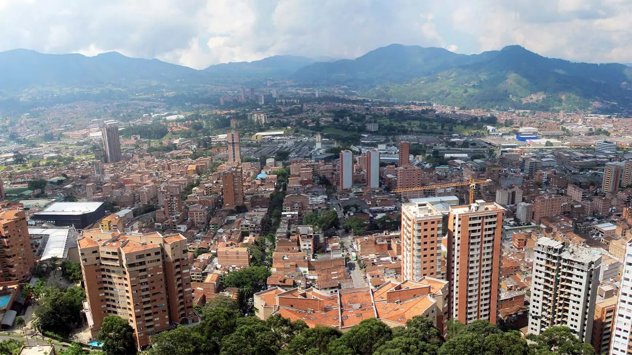 Sabaneta despide con emoción a 20 estudiantes que iniciarán viaje académico a Inglaterra