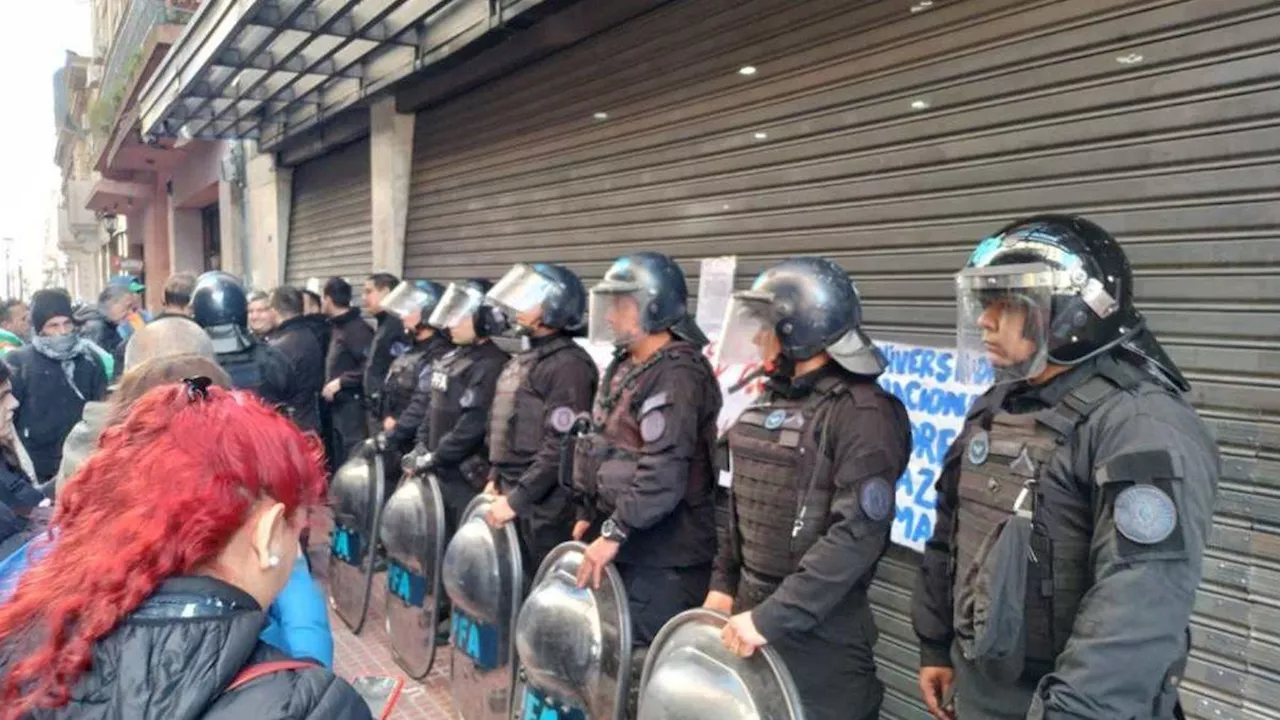 Madres de Plaza de Mayo denunciaron el bloqueo de la Policía en su universidad