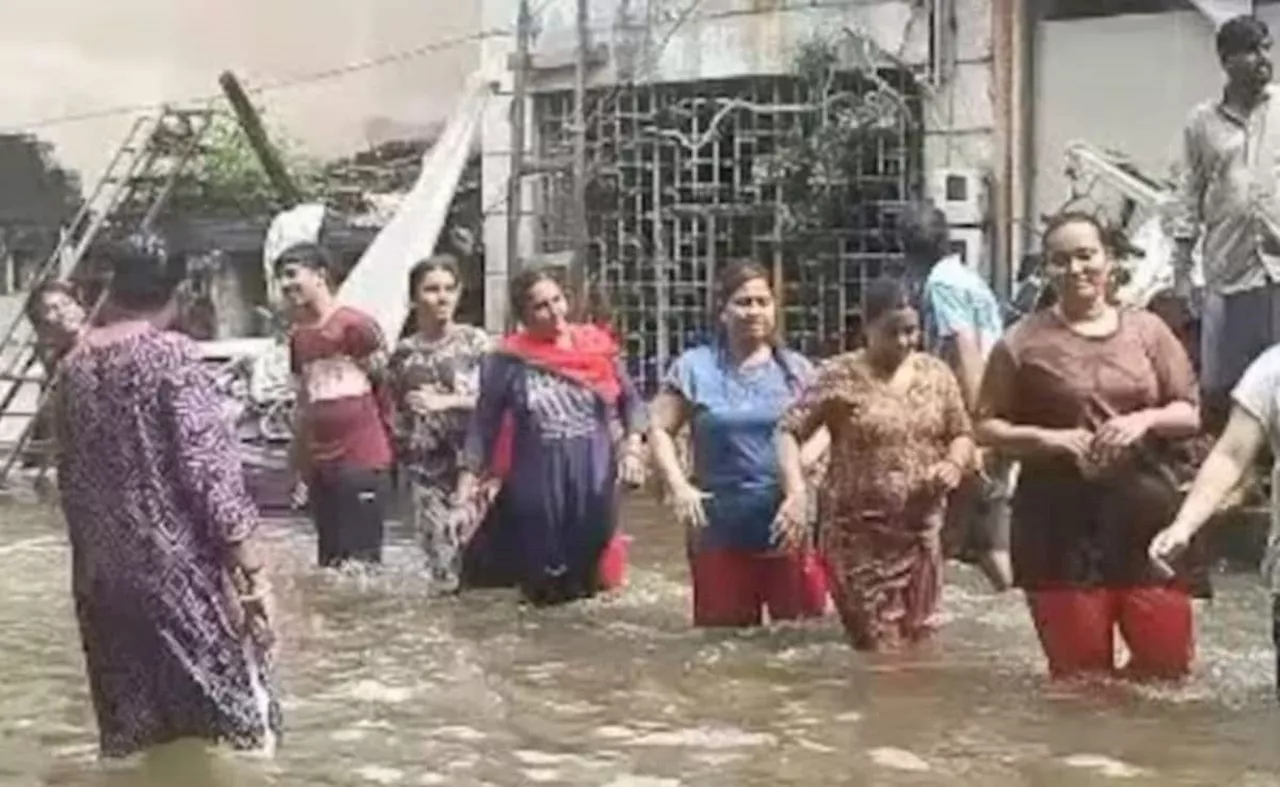 वडोदरा में दिखा आपदा में अनोखा नजारा, बाढ़ में गरबा खेलते नजर आए लोग, यूजर्स बोले-ये तो दयाबेन के रिश्तेदार निकले..