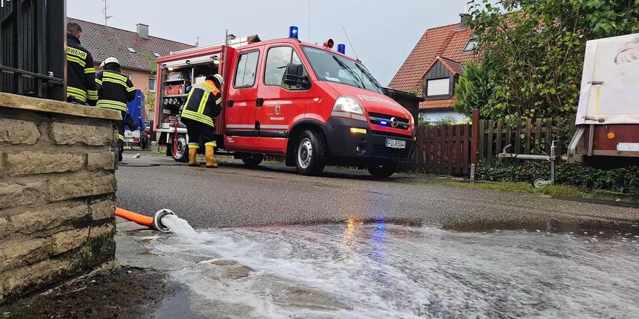 Nach Gewitter und Starkregen in Franken: Feuerwehr rettet Person aus Transporter in N&uuml;rnberg