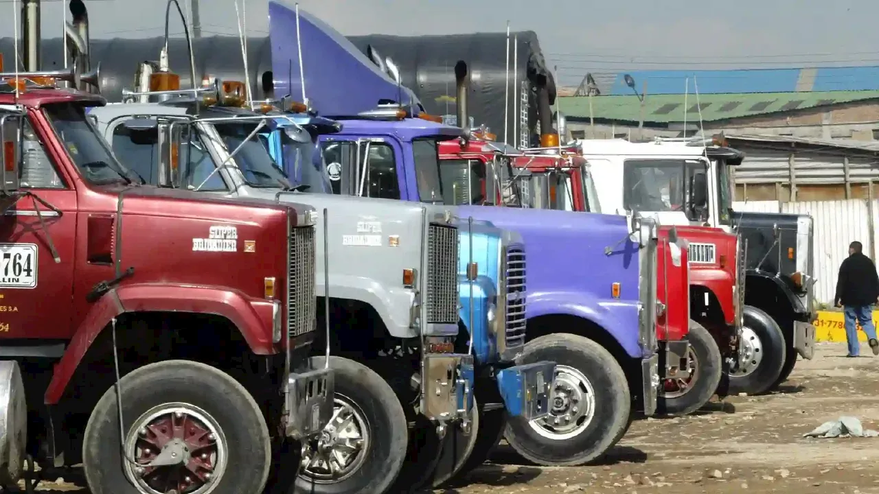 Bloqueos en vías de Bogotá y Chía por transportadores de carga que protestan contra el alza del ACPM