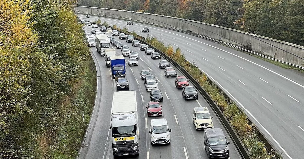 Rätselhafter Unfall auf der A2 bei Bielefeld: Lkw kollidiert mit fahrerlosem Bulli