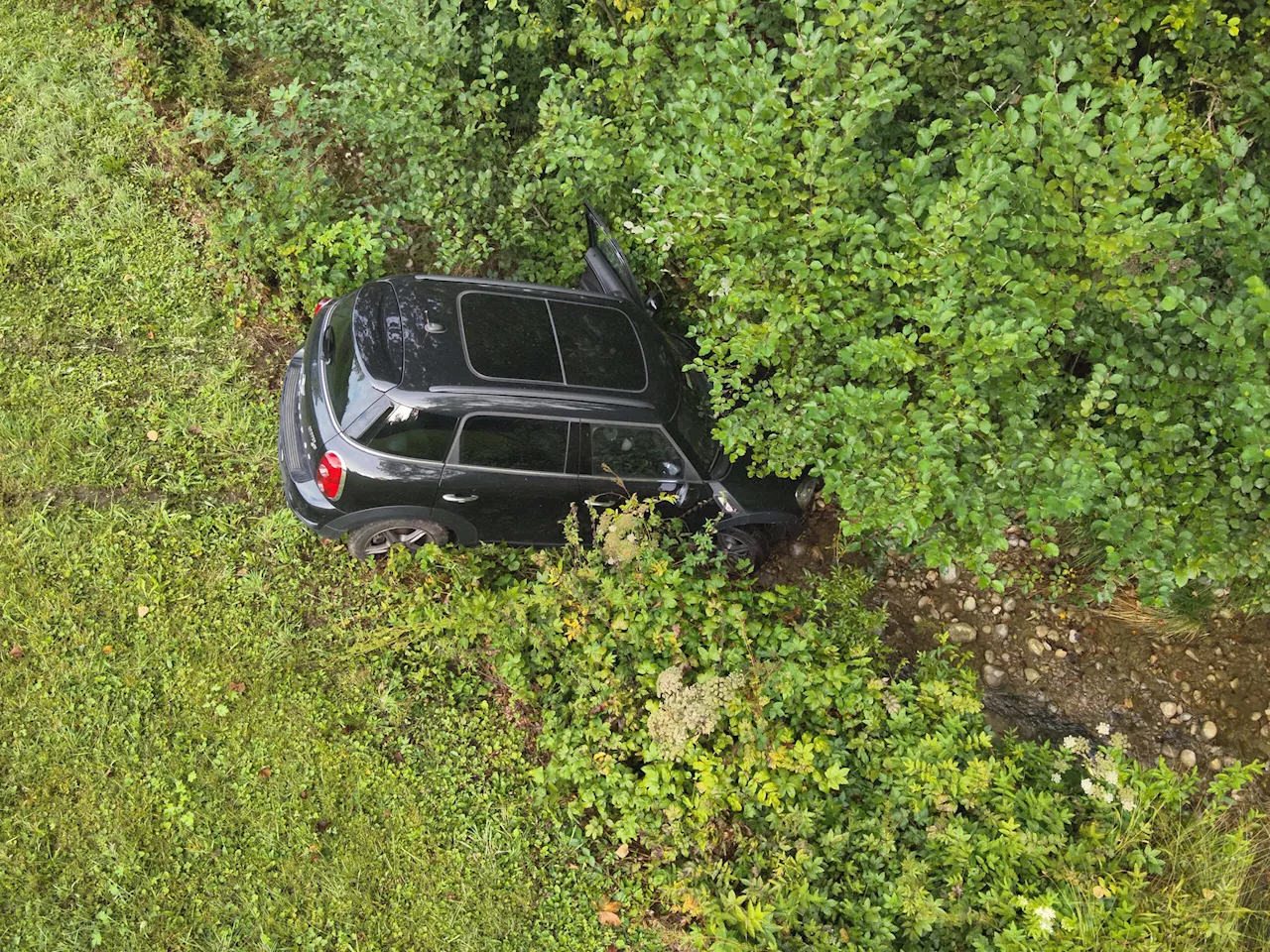 Lichtensteig SG: Autofahrerin (23) rollt Abhang hinab