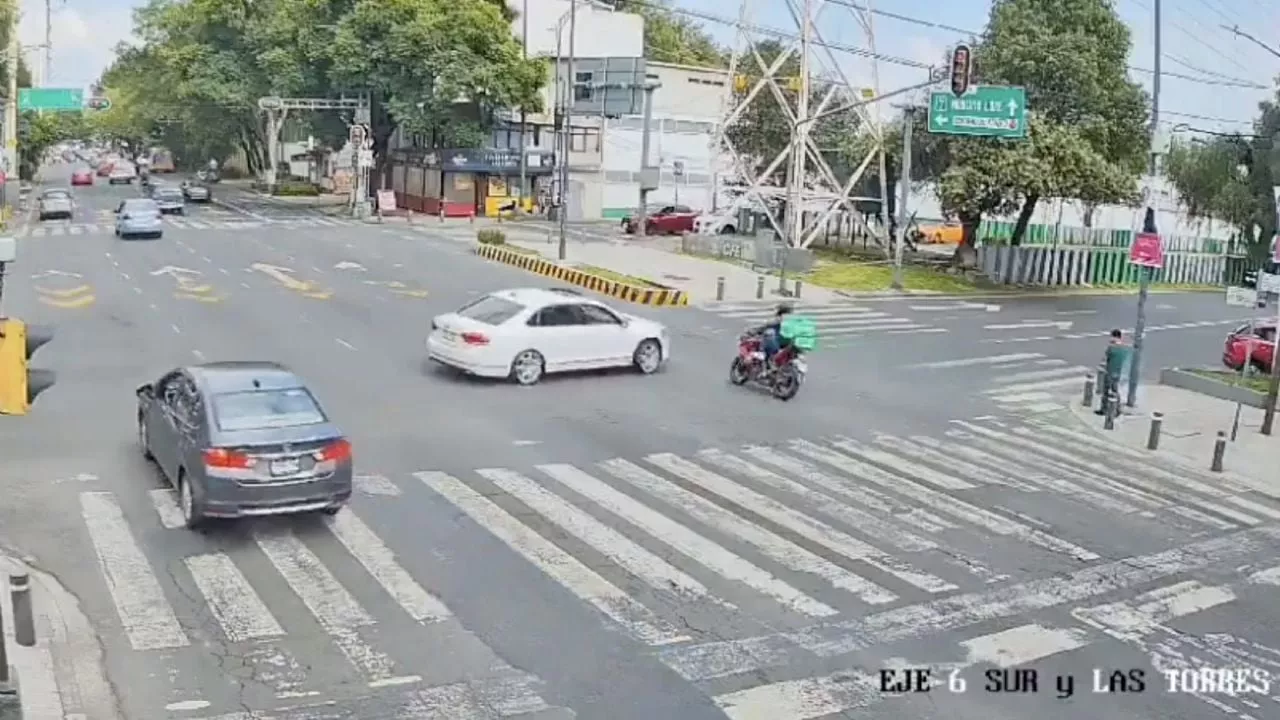 Conductor se pasa el semáforo y embiste a motociclista en Iztapalapa (Video)