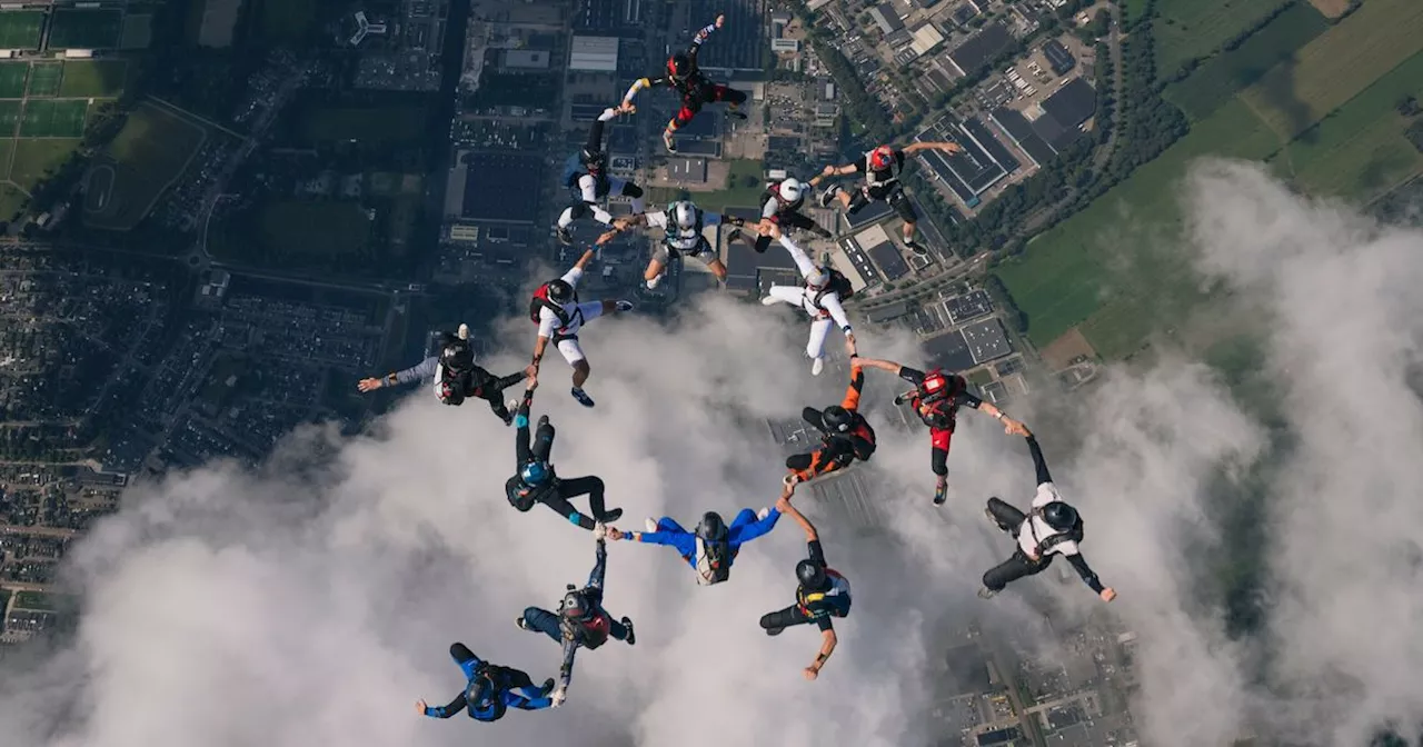 24 parachutisten springen boven Hoogeveen naar nieuw Nederlands record