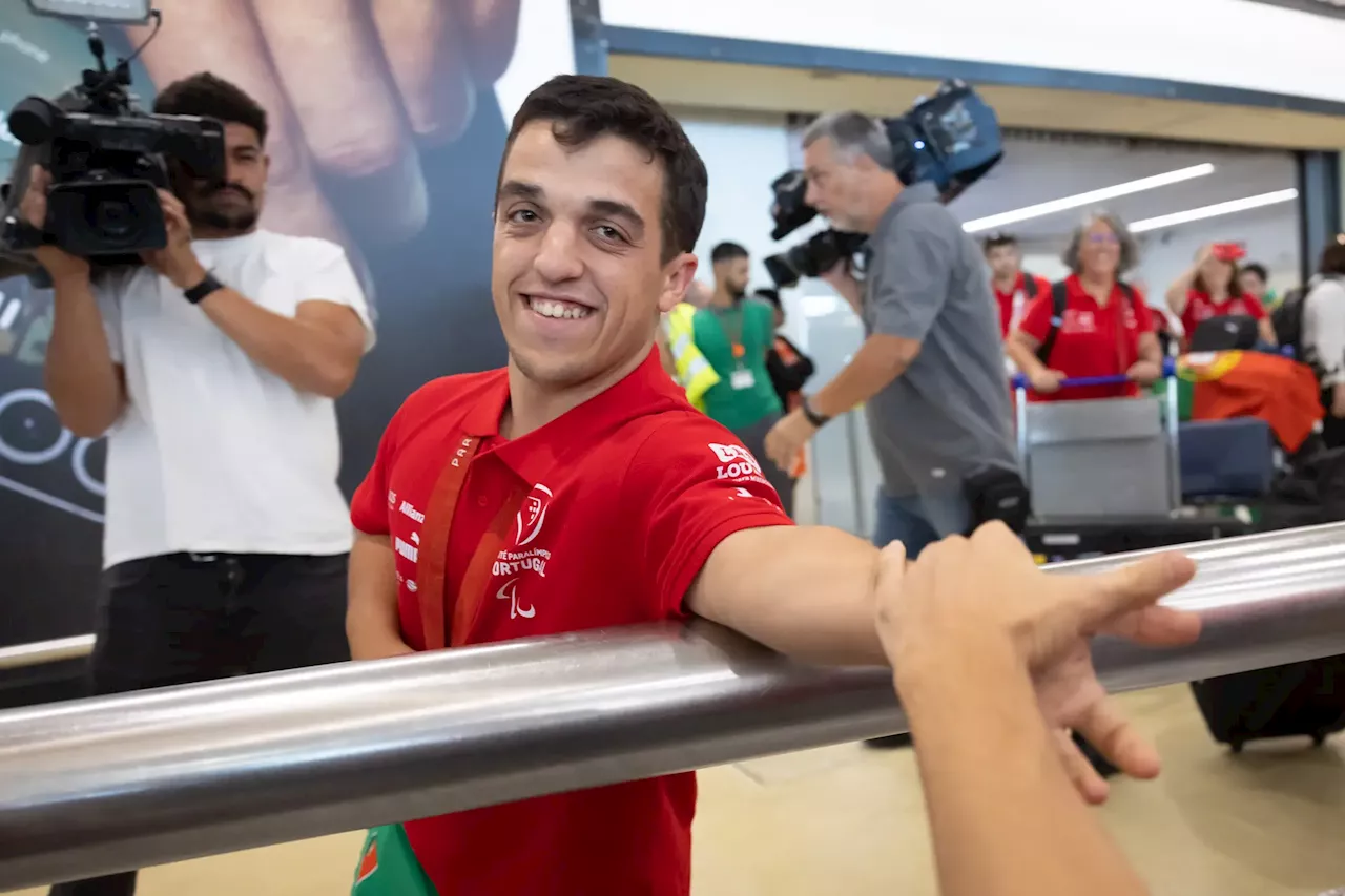 'Sentimento indescritível': Miguel Monteiro chega a Portugal com o ouro paralímpico